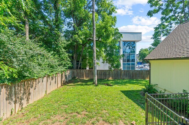 Building Photo - 2016 Sweetbriar Ave