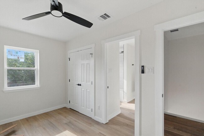 Building Photo - 903 N Miller St