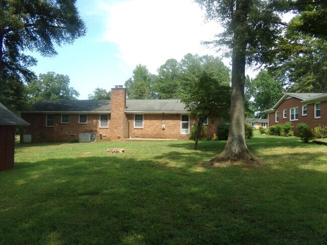 Building Photo - 3 Bedroom, 2 Bathroom Brick Home