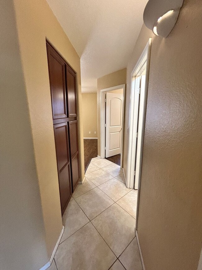 Building Photo - ? Large 4Bdm 3Ba Avondale Home *NO* Carpet ?