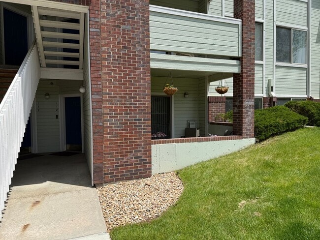 Building Photo - Chic & Spacious East Boulder Condo Just St...