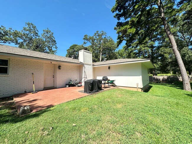 Building Photo - BEAUTIFUL CUSTOM HOME