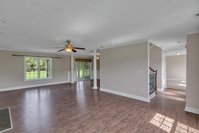 Building Photo - Large 3 bedroom with BONUS room!