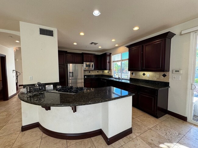 Building Photo - 5 Bedroom Luxury home