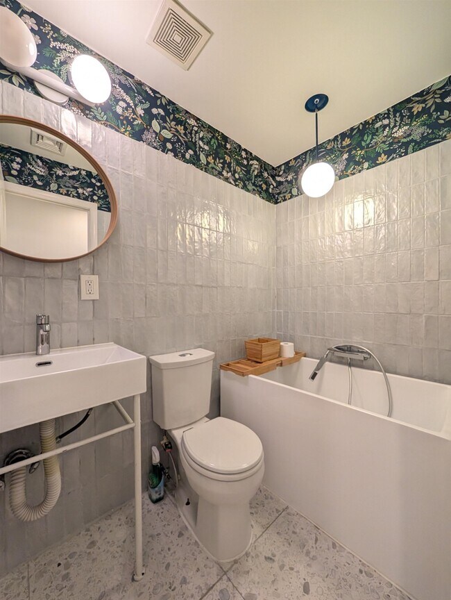 Building Photo - 128 Bright St