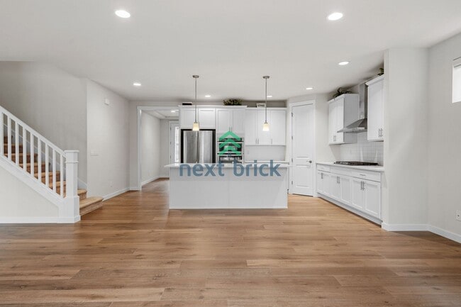 Building Photo - 5 BED & 3.5 BATH FOR RENT