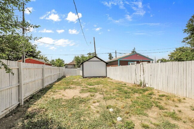 Building Photo - $2,295 - 2 Bed, 1 Bath Newly Renovated Hom...
