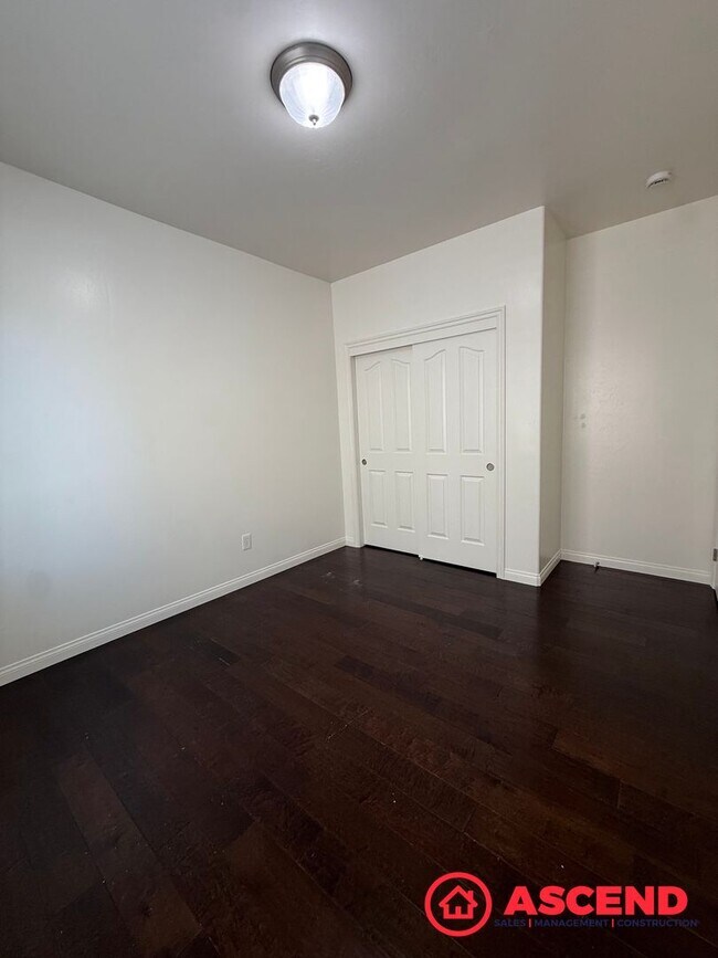 Building Photo - Beautiful 4 Bedroom Located in HOA!