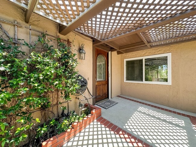 Building Photo - Stylish 4 Bedroom, 2 Bath Single-Story wit...