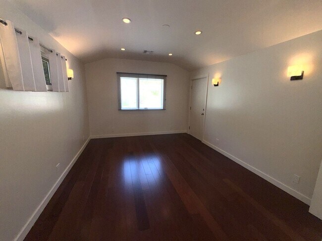 Building Photo - Burbank Hillside 3brm, 3bath Residence.