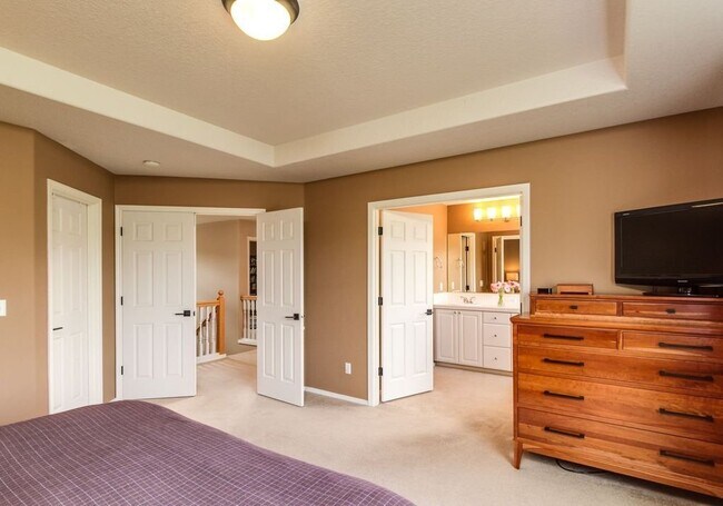 Building Photo - Beautiful Spacious Home!