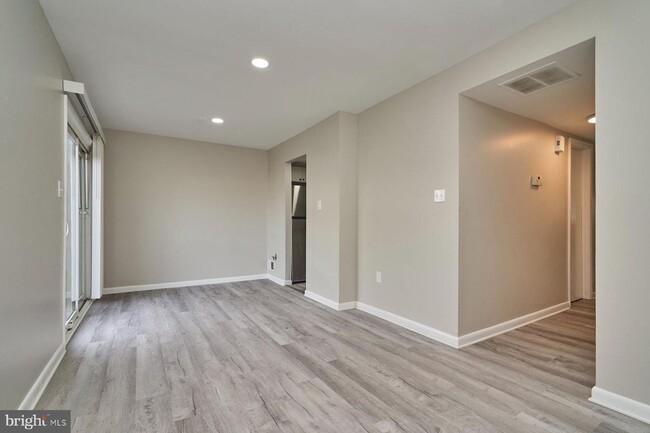 Building Photo - Charming 3-Bedroom Townhome in the Heart o...