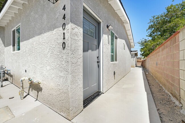 Building Photo - Lancaster 1 bedroom