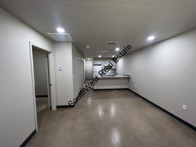 Building Photo - Spacious 2 bedroom 2 Bath apartment