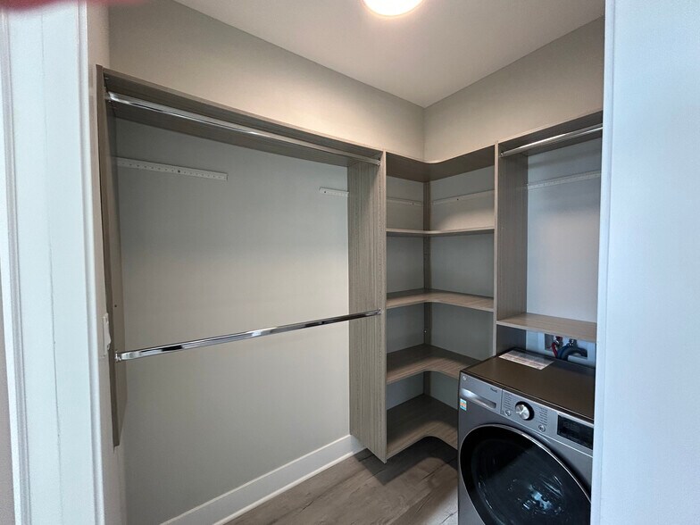 Building Photo - 372 Hazel Ave