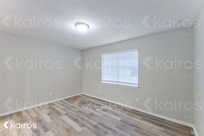 Building Photo - 914 W Pleasant Run Rd