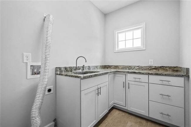 Building Photo - 421 Retreat Ln