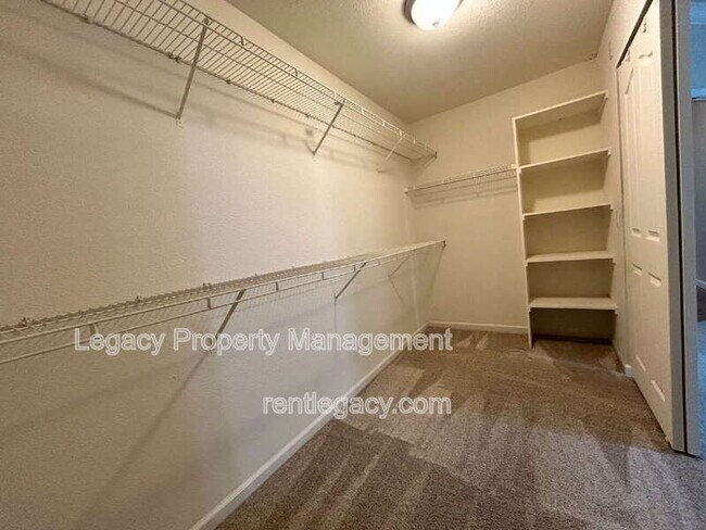 Building Photo - 523 Cascade Dr