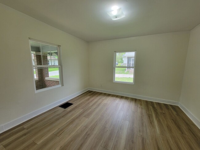 Building Photo - 3 Bedroom, 1 Bath, Section 8 Approved & Av...