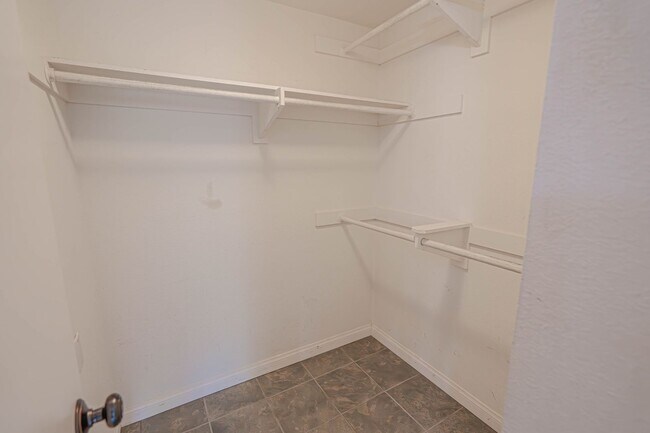 Building Photo - COMING SOON! 2 Bedroom Condo in Valencia!