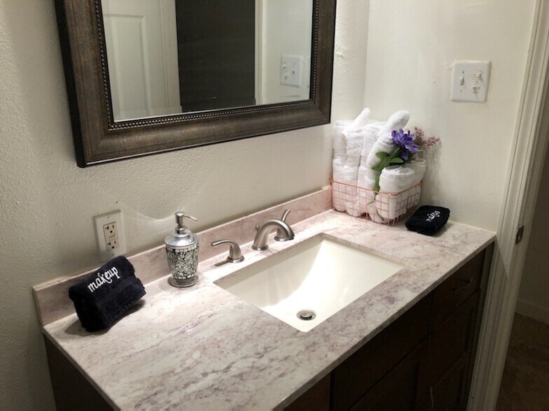 Main bathroom - 2733 Amelia St