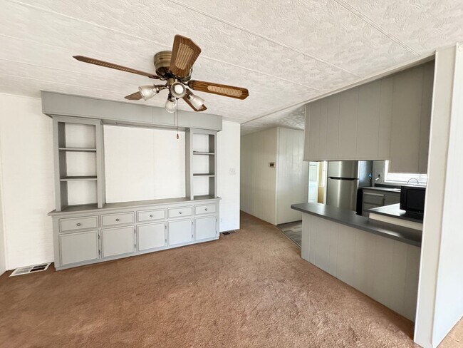 Building Photo - Spacious 2 bedroom