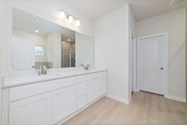 Building Photo - 5831 Westwood Shr Dr