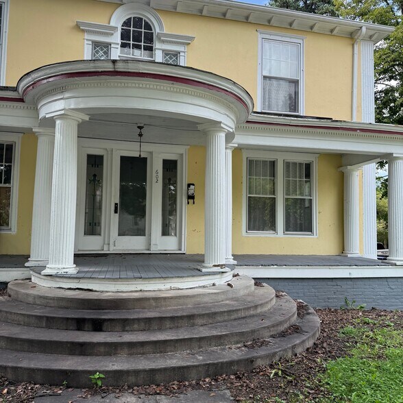 Building Photo - 602 S 10th St