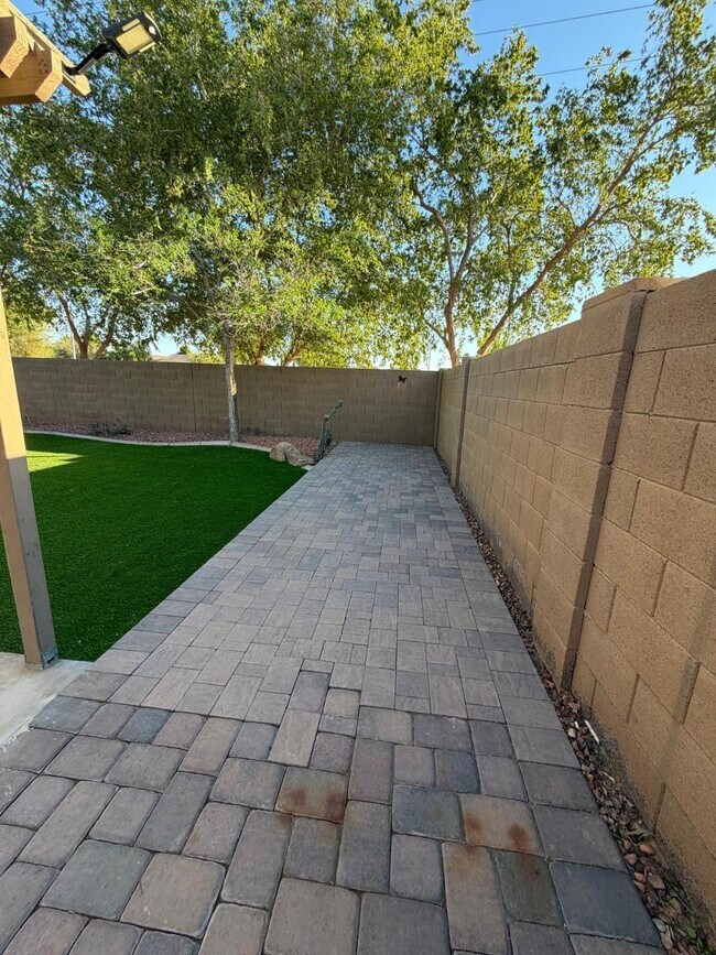 Building Photo - 1945 E Aloe Pl