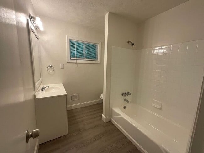 Building Photo - 545 Navarre Dr