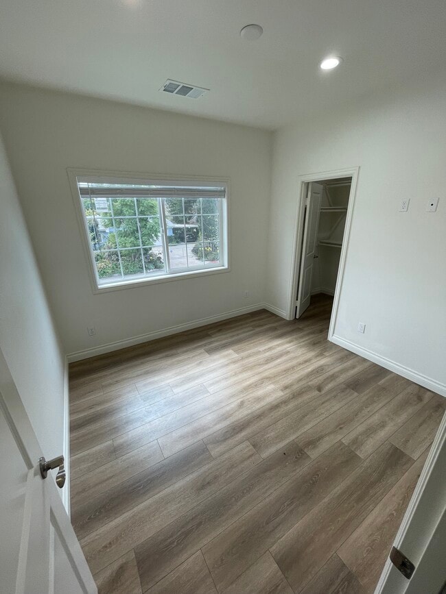 Building Photo - 25432 Park Ave