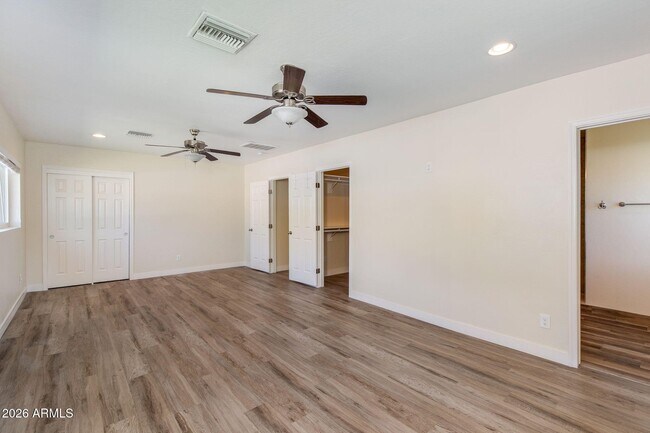 Building Photo - 5002 E Mitchell Dr
