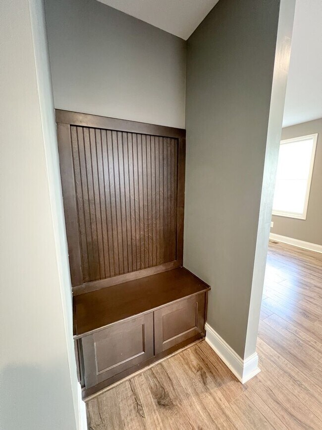 Building Photo - Stunning Single-Family Home! 2 Car Garage,...