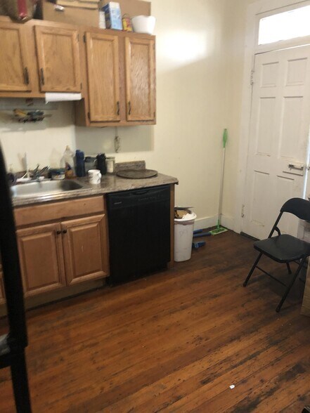 Building Photo - 121 Hillside St