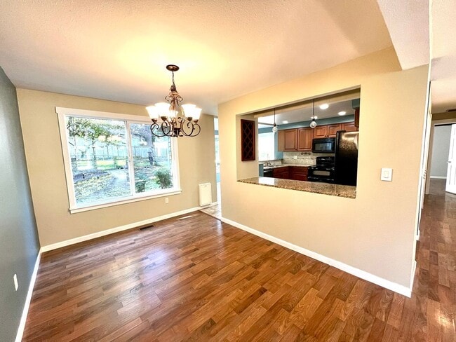 Building Photo - Charming 3-Bed, 3-Bath Home with Bonus Roo...