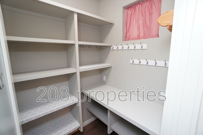 Building Photo - 407 W Pavilion Ln
