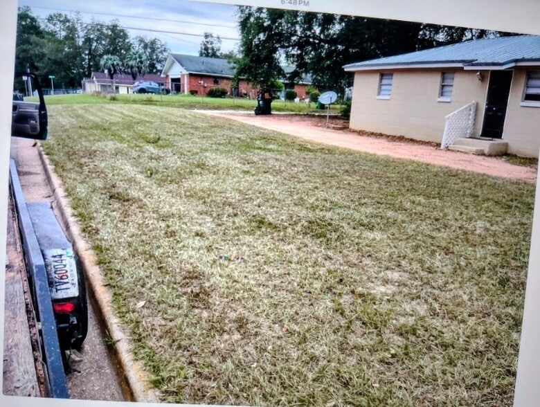 Building Photo - 729 Corn Ave