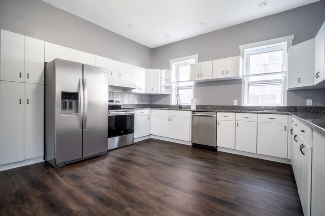 Building Photo - 934 Grand St