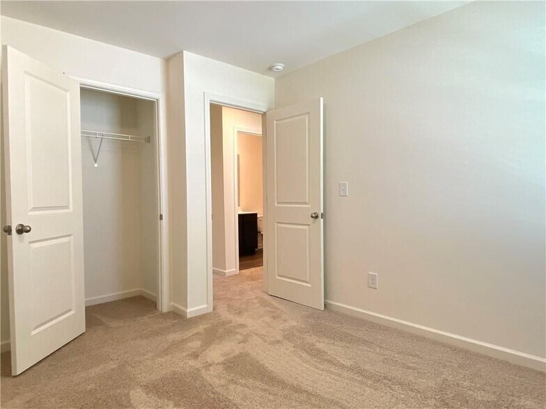 Building Photo - 239 Grand Central Wy