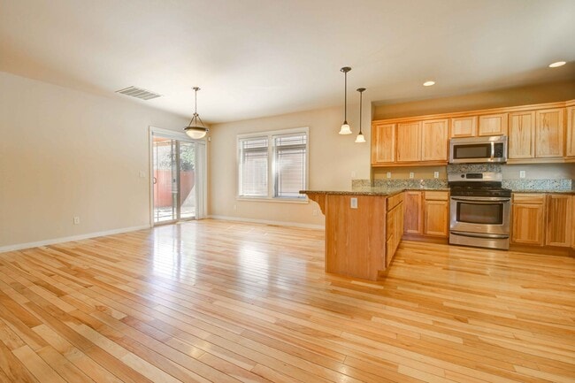 Building Photo - 4 bed/2.5 w/garage in Desirable Barton Cro...