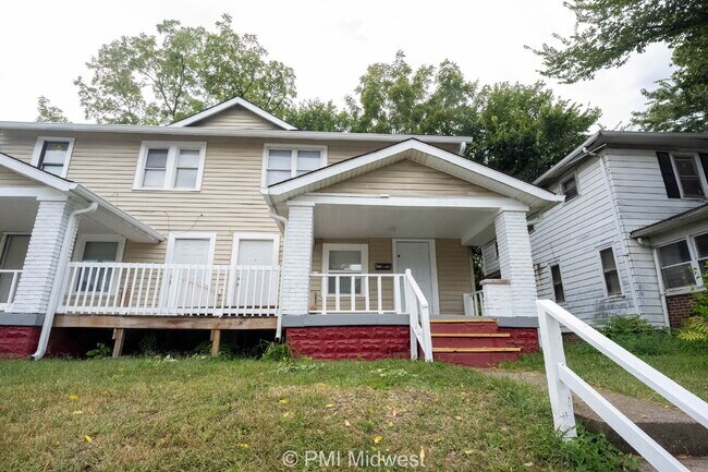Building Photo - "Charming Urban Retreat: Cozy 1-Bedroom Ap...