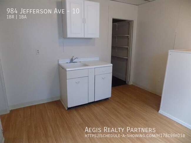 Building Photo - 984 Jefferson Ave