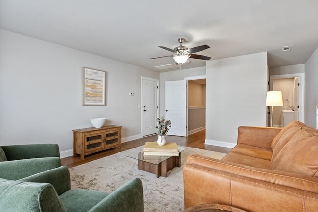 Building Photo - 250 Tanglewood Ln