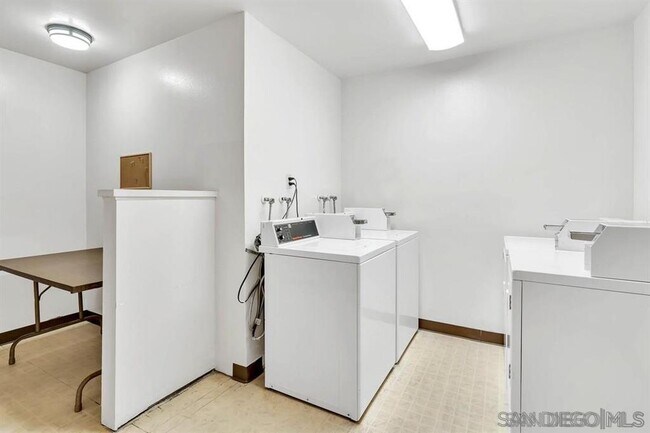 Building Photo - 7858 Cowles Mountain Ct
