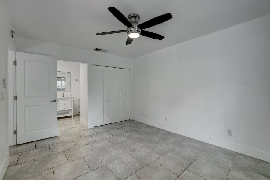Building Photo - 5770 SE Wilsie Dr