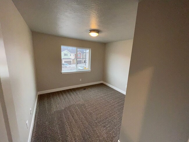 Building Photo - Beautiful Brand-New Townhome!!
