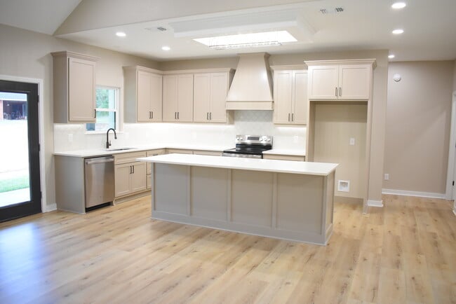 Building Photo - 2713 Sullivan Dr