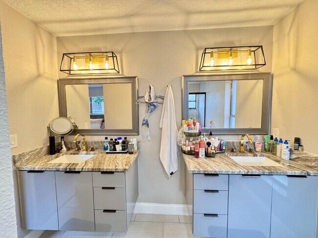 Building Photo - Stylish 3-Bedroom Home with Solar Panels, Modern Upgrades & Pet-Friendly