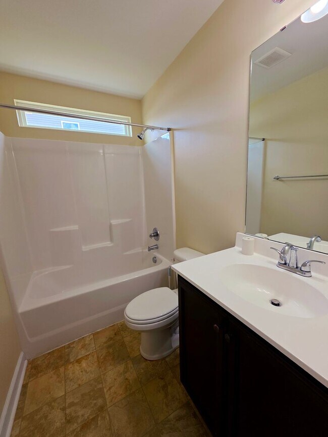Building Photo - 222 Rowland Dr