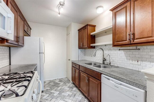 Building Photo - 1121 Peggotty Pl